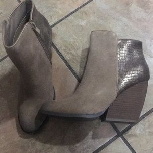 Very Volatile booties (brand new) size 8.Tan/print